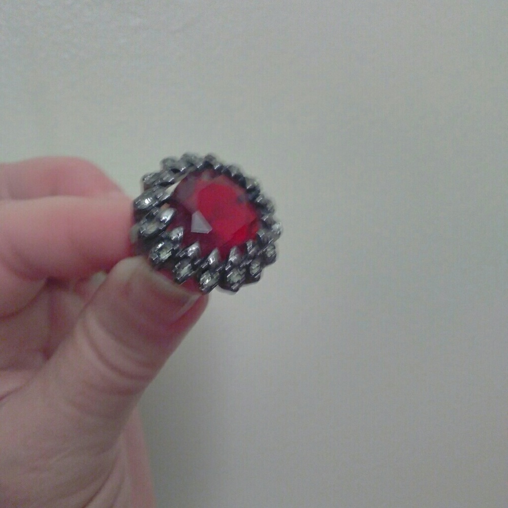 Pretty Cocktail Ring Garnet-like stone Center